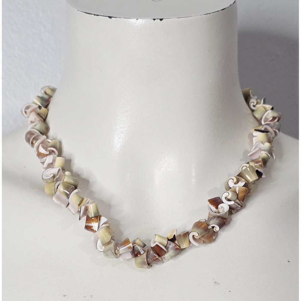 Vintage 1970s Naturally Curled Seashell Necklace
